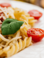 Espaguete ao Pesto de Manjericão com Tomates Cereja