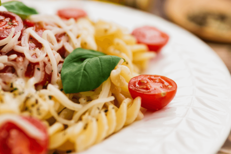 Espaguete ao Pesto de Manjericão com Tomates Cereja