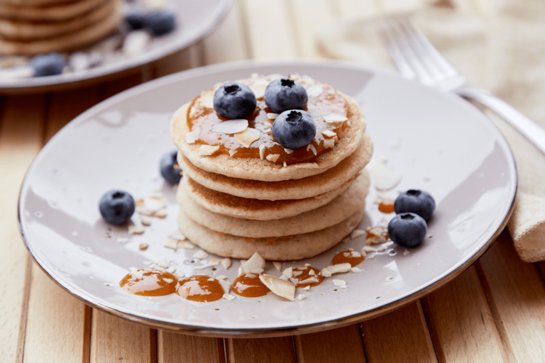 Panqueca Americana de Verão: Receita Deliciosa com Mirtilos, Morangos e Chantilly para um Café da Manhã Inesquecível